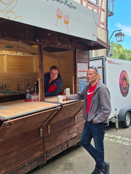 Rainer Schreiber von der SPD-oLB Fraktion beim Ausschank